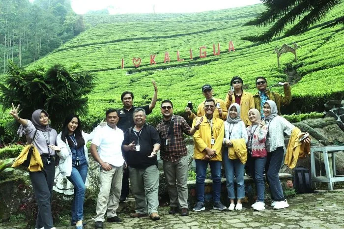 TPF Unsoed tengah berfoto bersama di sela-sela kegiatan Kajian Revitaslisasi Agrowisata Kaligua