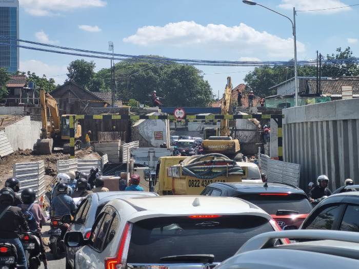 1707 - tembok viaduk gilingan retak Arus lalu lintas di kawasan viaduk Gilingan Solo
