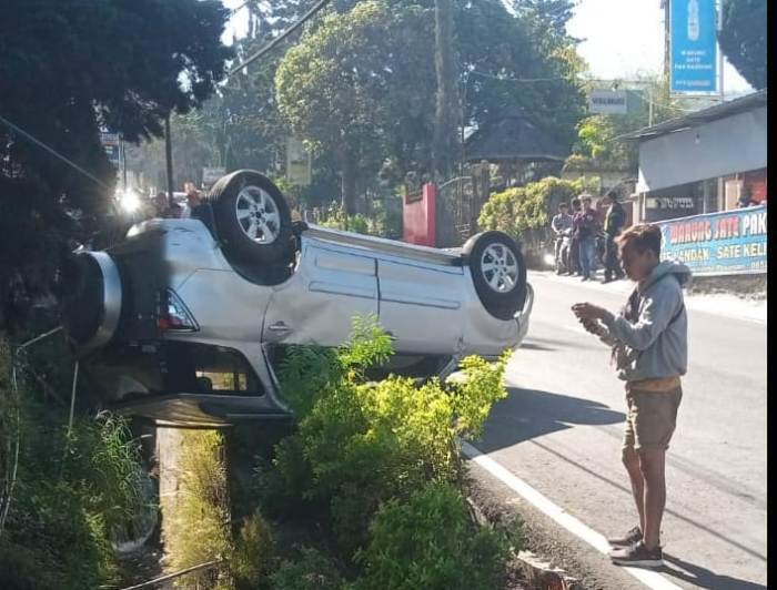 kecelakaan 1 sura terjadi antara daihatsu terios dengan HondaCivic