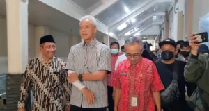 baju hitam putih ganjar pranowo banyak mengundang komentar