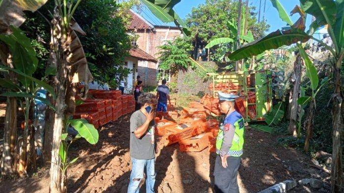 3006 - truk truk terguling di patuk Gunungkidul