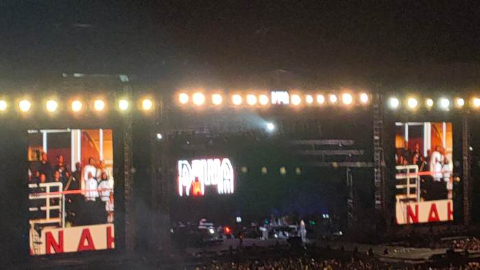 Ibu negara Iriana Jokowi menghadiri konser Dewa 19