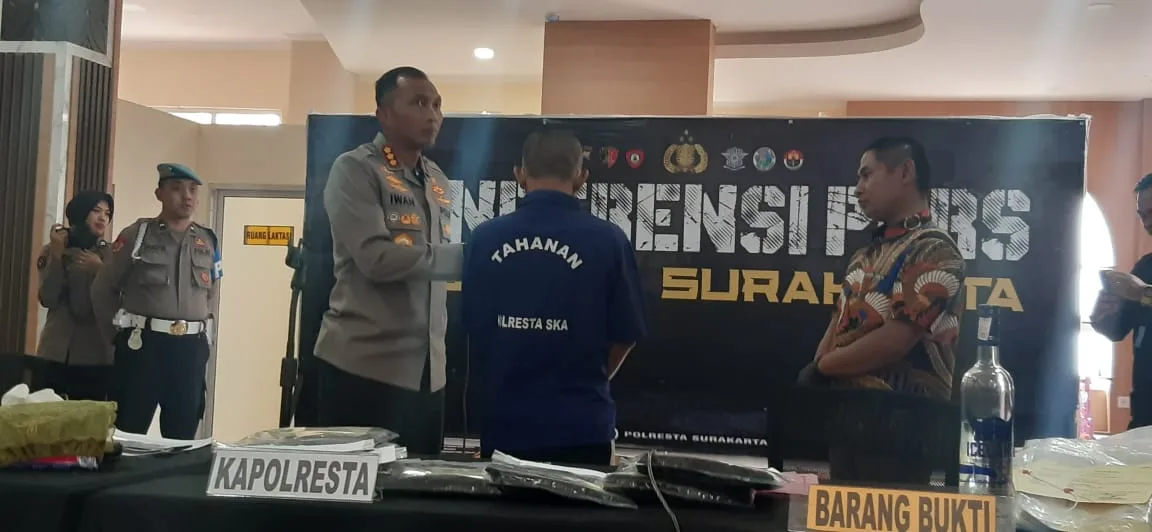 Kapolresta Solo Kombes Pol Iwan Saktiadi dalam jumpa pers terkait kasus suami menjual isteri