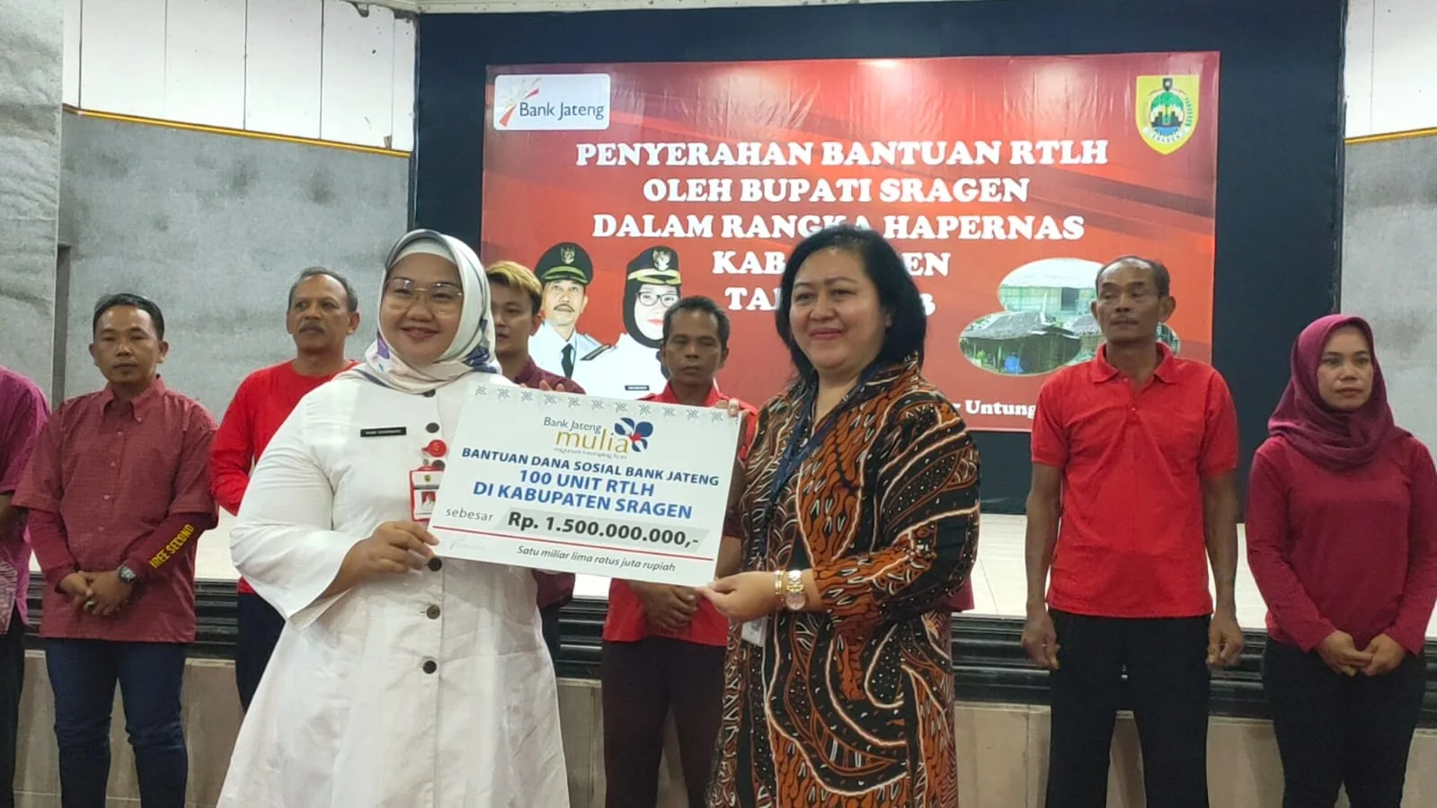 Pimpinan Bank Jateng cabang Sragen Sutanti (kanan) secara simbolis memberikan bantuan CSR kepada bupati Sragen Kusdinar Untung Yuni Sukowati