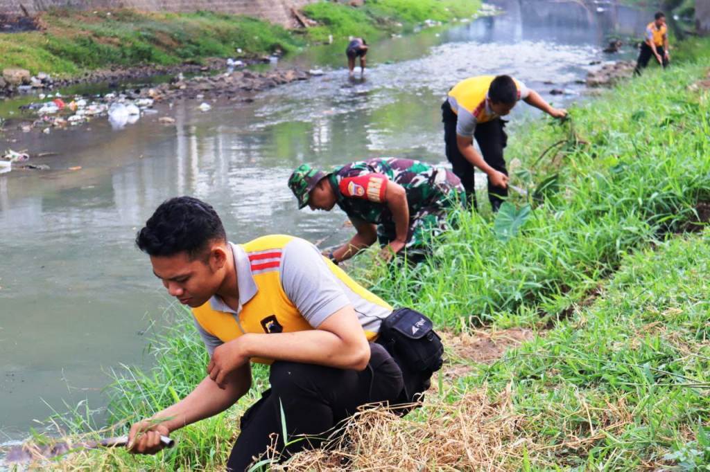 Polres Sragen Bersih-bersih Sungai Garuda