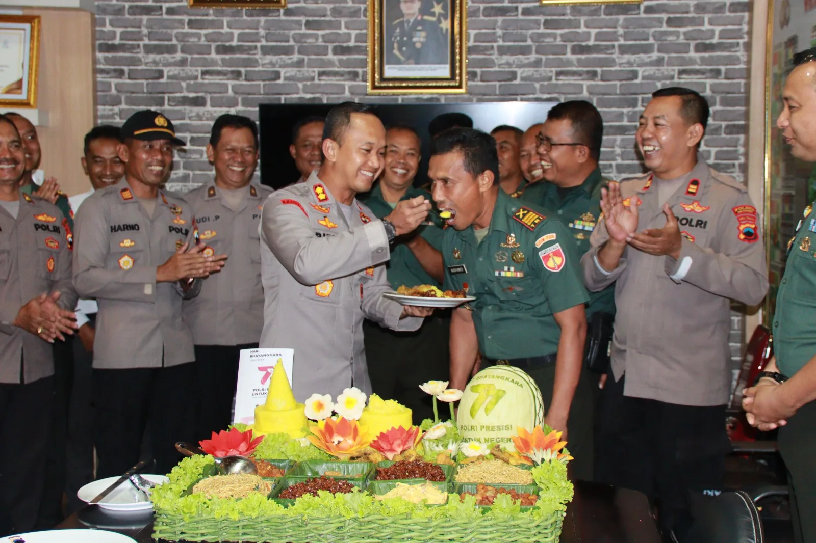 prajurit TNI 0725 Sragen mendadak menguasai ruang kerja Kapolres Sragen AKBP Piter Yanottama