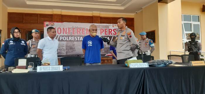 0208 - seniman seorang seniman ditahan polisi karena mencuri mobil kliennya