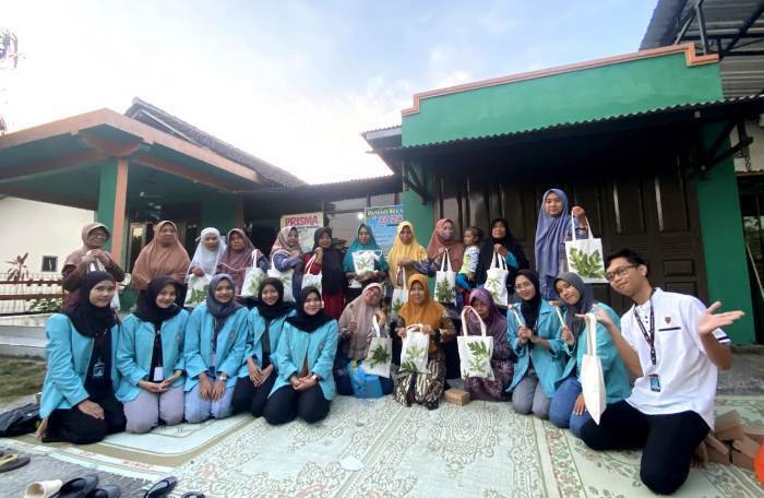 2308 - Intan KKN UNS - ecoprint foto bersama