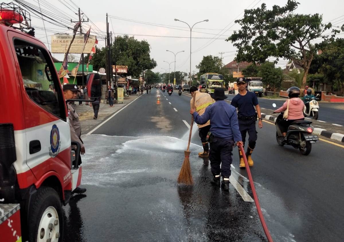 Gegara Tumpahan Solar Di Jalan Solo Semarang Sejumlah Pengendara Motor Terpeleset Dan Jatuh