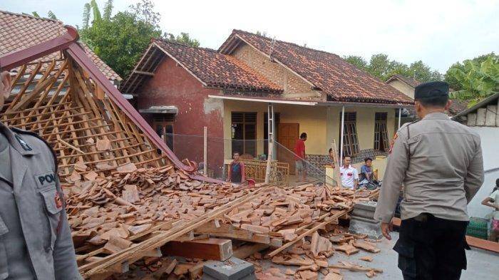 1509 - pendapa ambruk