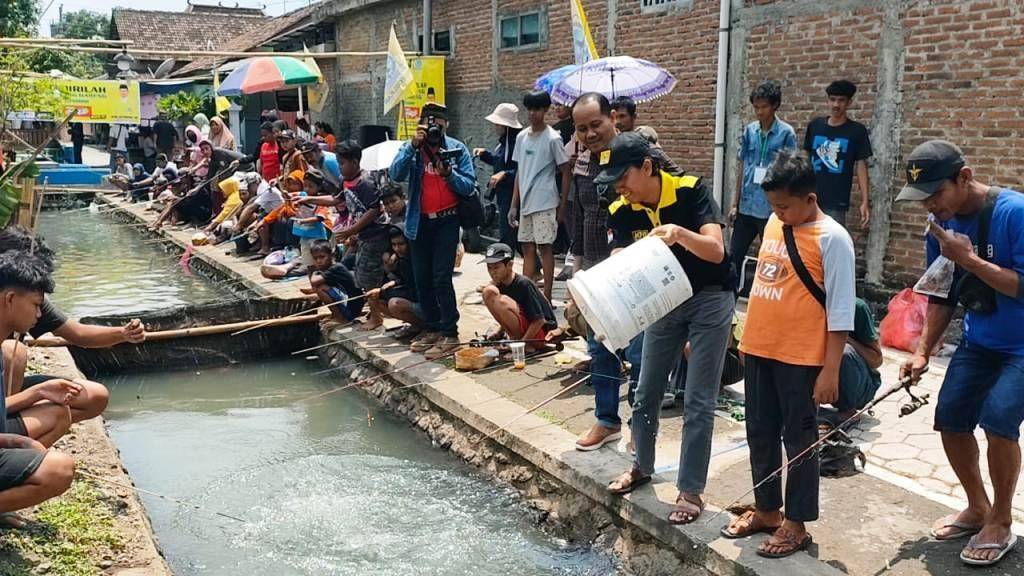 Mancing Ikan Bersama Dalam Rangka Hari Olahraga Nasional 2023 di aliran sungai Desa Gondang Baru