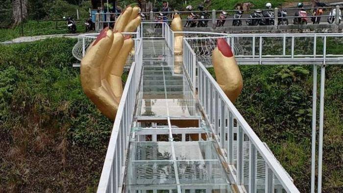 2710 - jembatan kaca