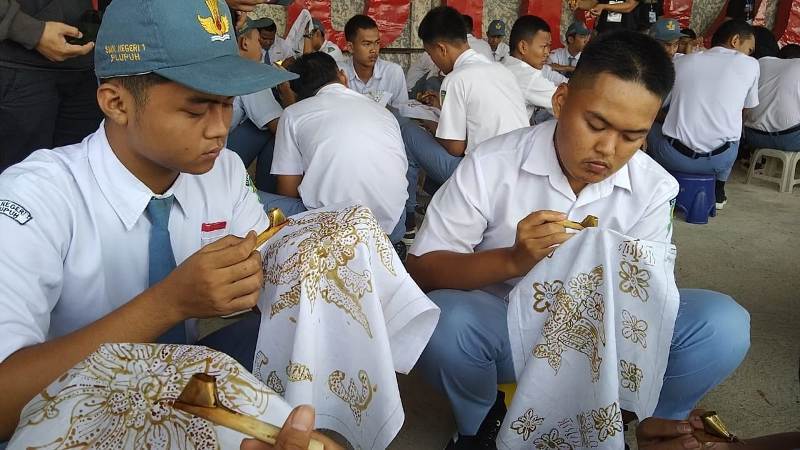 Dalam rangka melestarikan Batik di era modern, ratusan siswa SMK Negeri 1 Plupuh Sragen menggelar kegiatan Man Of Batik di lapangan Sambirejo, Plupuh, Sragen, Rabu (25/10/2023) || Huri Yanto