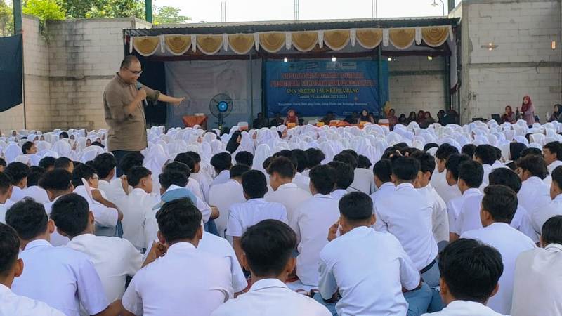 Suasana sosialisasi di SMA Sumberlawang