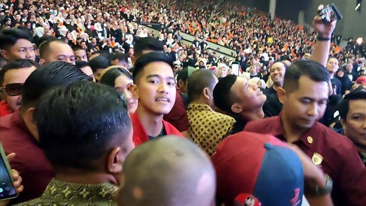 kaesang hadiri pertemuan relawan jokowi