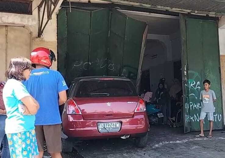 mobil tabrak bengkel