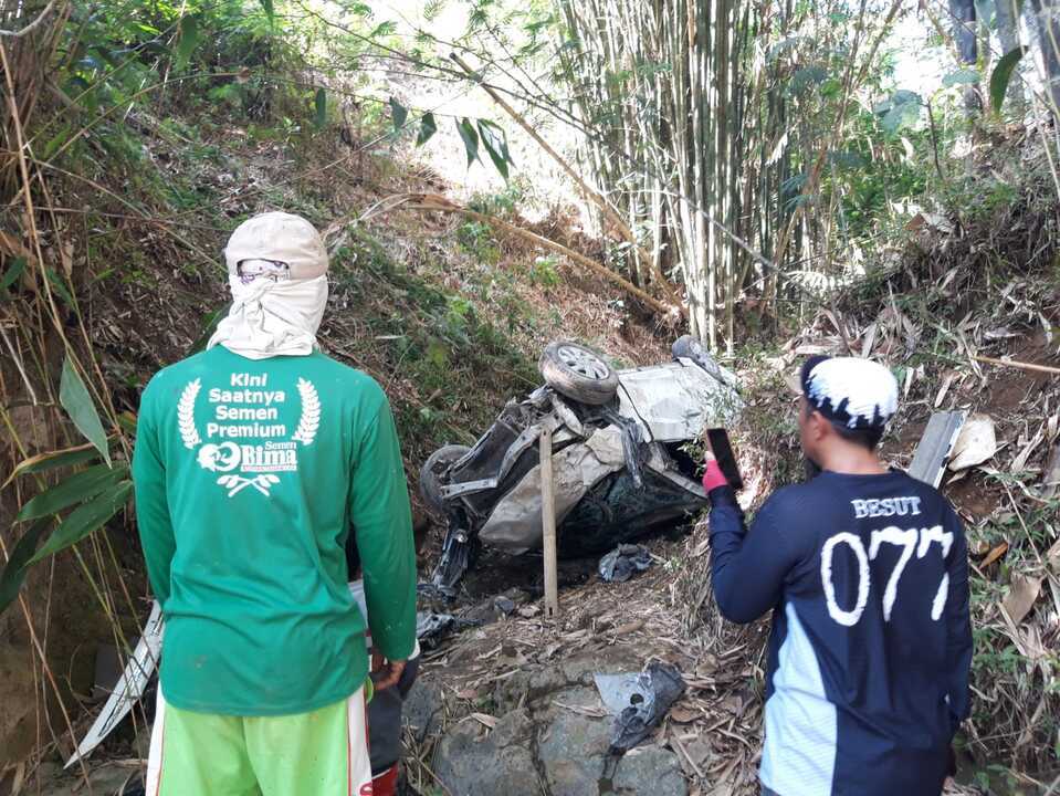 Honda Mobilio jatuh ke jurang di cepogo