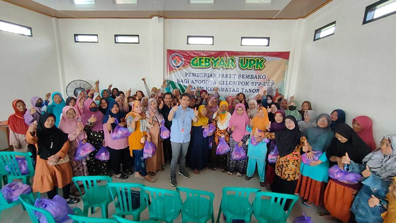 Ribuan Masyarakat Tanon Sragen Menerima Bantuan Dari Kantor UPK DAPM