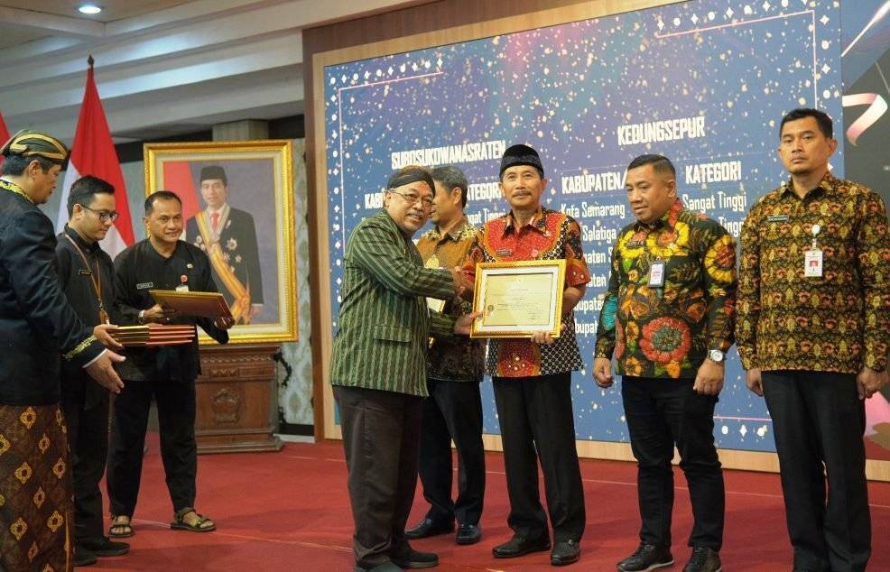 Penyerahan Penghargaan Pemetaan Daya Saing Daerah Provinsi Jawa Tengah diselenggarakan di Gedung Gradhika Bhakti Praja Semarang pada Kamis (21/12/2023). Wakil Bupati Sragen, Suroto, menerima penghargaan ini dari Gubernur Jawa Tengah yang diwakili oleh Asisten Administrasi Sekda Provinsi Jateng, Muhammad Arif Sambodo || Foto Pemkab Sragen