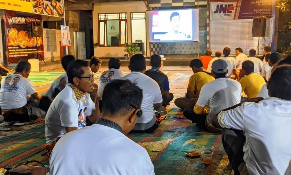 Debat calon wakil presiden (Cawapres) 2024, ratusan warga di Dukuh Plosorejo, Desa Guworejo, Kecamatan Karangmalang, Kabupaten Sragen, Jawa Tengah gelar Nonton Bareng, Jumat (22/12/2023) malam.