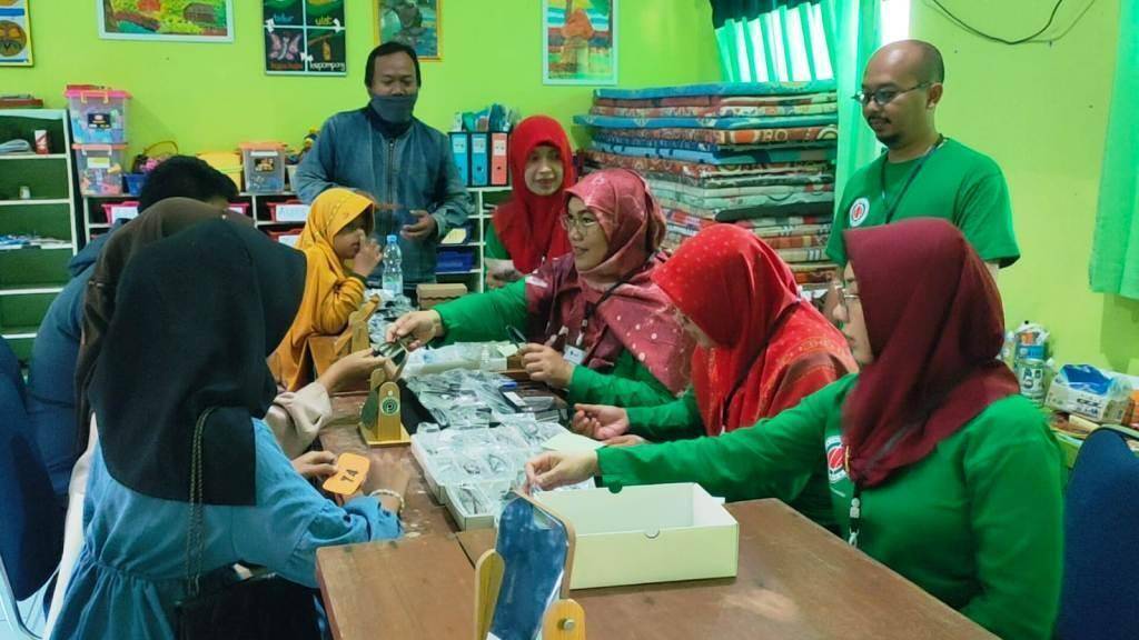 Ikatan Opthometris Indonesia Ratusan anak dan mahasiswa di Sragen mengalami gangguan penglihatan, IROPIN bekerjasama dengan Lazismu Sragen pemeriksaan mata dan pemberian kacamata gratis, Minggu (17/12/2023) || Huri Yanto