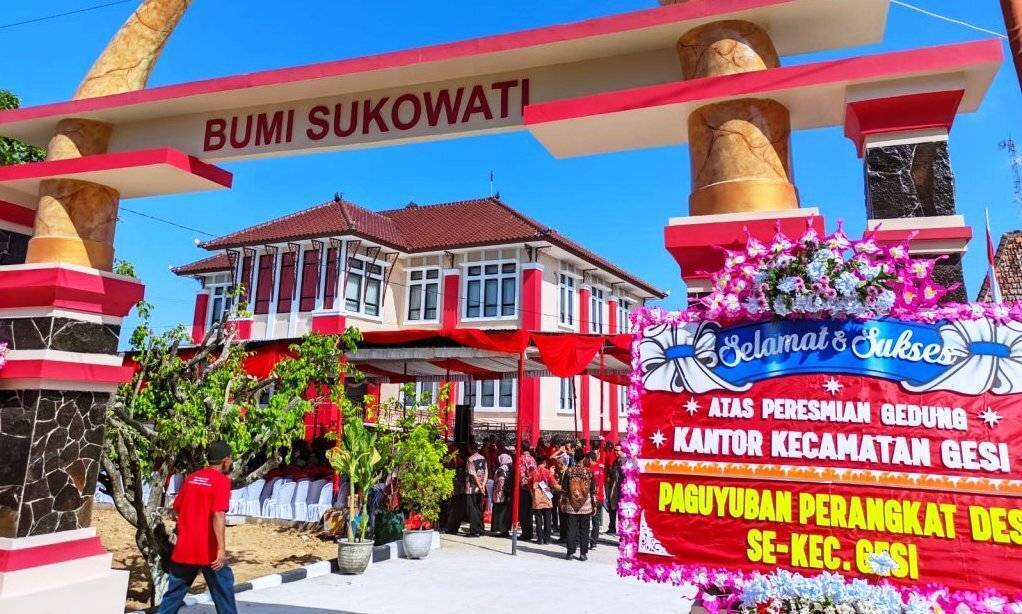 Kantor Kecamatan Gesi Gedung baru kantor Kecamatan Gesi, Kabupaten Sragen, resmi ditempati usai diresmikan oleh Bupati Sragen, dr. Kusdinar Untung Yuni Sukowati, Kamis (14/12/2023) || Foto Pemkab Sragen