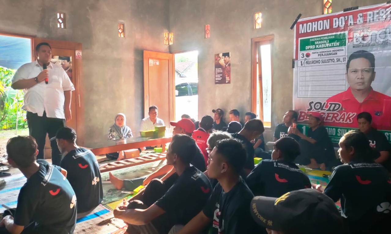 Ketua DPC PDIP Sragen Untung Wibowo Sukowati bersama Nugroho Sulistyo pejuang PIP Sragen menemui ratusan warga Desa Gading, Tanon, Sragen, Kamis || Huri Yanto
