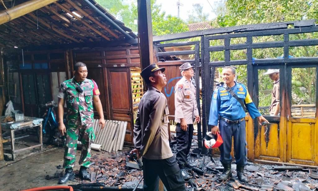 Kebakaran hebat tersebut terjadi di rumah milik Wagiman warga Dukuh Kaponan RT 02, Desa Jetak, Kecamatan Sidoharjo, Kabupaten Sragen, Jawa Tengah, Rabu (27/12/2023) Pukul 08:30 WIB || Huri Yanto
