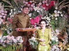 Denny Caknan bersama Bella Bonita di momen acara mitoni anak pertama mereka di Ngawi, Jawa Timur, Jumat (22/12/2023) Foto Huri Yanto