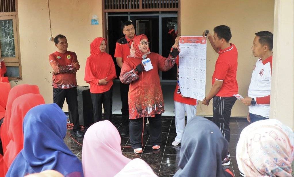 20240119133644 Bupati Sragen, dr. Kusdinar Untung Yuni Sukowati, mengajak masyarakat untuk menggunakan hak pilihnya pada Pemilu 2024. Hal itu disampaikan Bupati saat bersepeda santai dan silaturahmi dengan masyarakat di empat titik di Sragen, Jumat (19/1/2024) || Foto Humas Pemkab Sragen