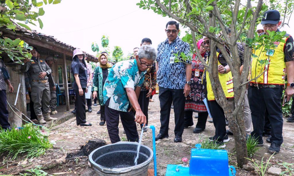 Penjabat Gubernur Jawa Tengah, Nana Sudjana meninjau hasil pembangunan Sistem Penyediaan Air Minum (SPAM) di Desa Sambi Dhuwur, Kecamatan Tanon, Kabupaten Sragen, Kamis (4/1/2024) || Pemprov Jateng