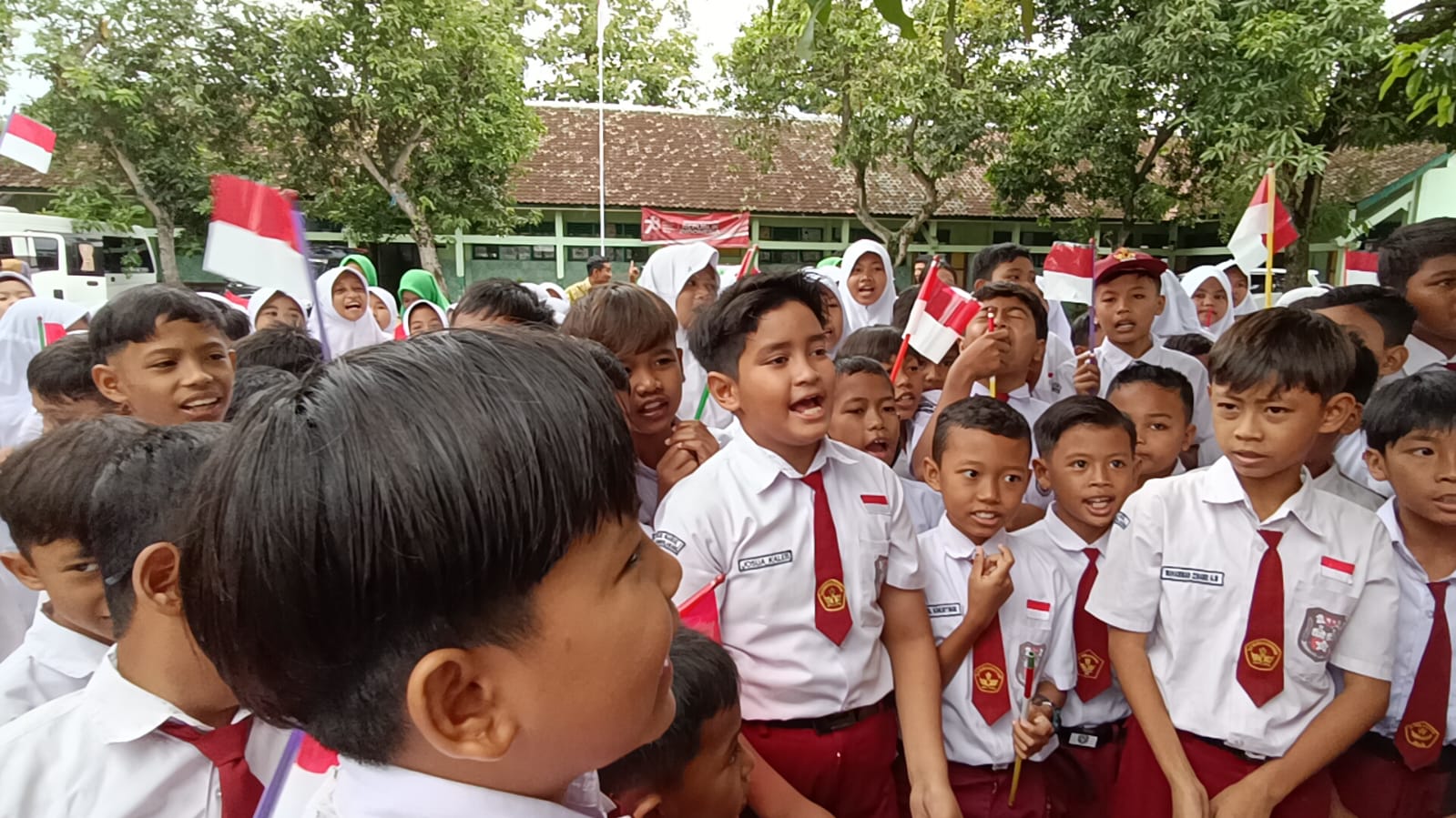 Ratusan siswa SDN 1 Ngandul, Sumberlawang, Sragen, Jawa Tengah gagal menyambut kedatangan presiden Jokowi pada Selasa (23/1/2024) kemarin || Foto Huri Yanto