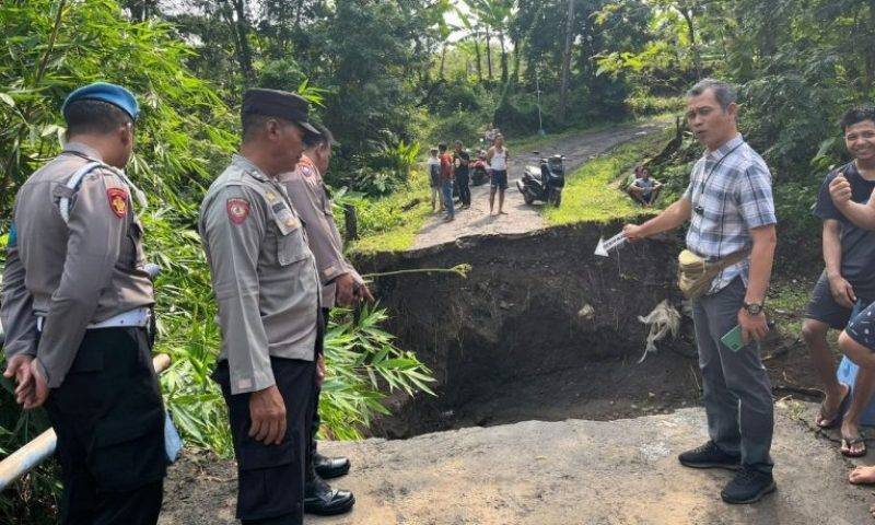 Jembatan sungai Kedung Gambyong yang menghubungkan dua pedukuhan di dua kecamatan di Sragen, Jawa Tengah, ambrol pada Selasa (2/1/2024) dini hari | Humas Polres Sragen