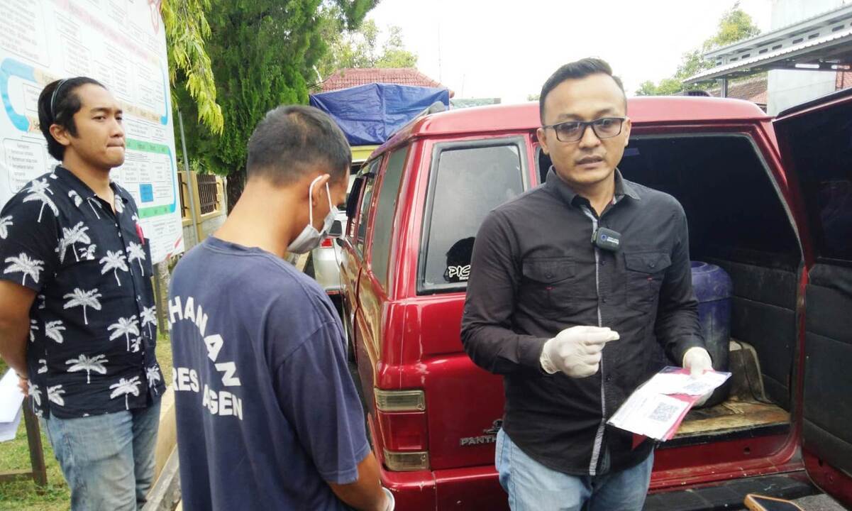 Kanit Tipiter Satreskrim Polres Sragen Iptu Mualim menunjukkan barang bukti jeriken berisi solar, Foto : Huri Yanto