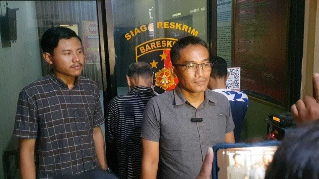 Kasat Reskrim Polres Sragen AKP Wikan Sri Kadiyono saat melihatkan dua orang komplotan spesialis mencuri susu berhasil diringkus Polres Sragen Kasat Reskrim Polres Sragen AKP Wikan Sri Kadiyono saat melihatkan dua orang komplotan spesialis mencuri susu berhasil diringkus Polres Sragen