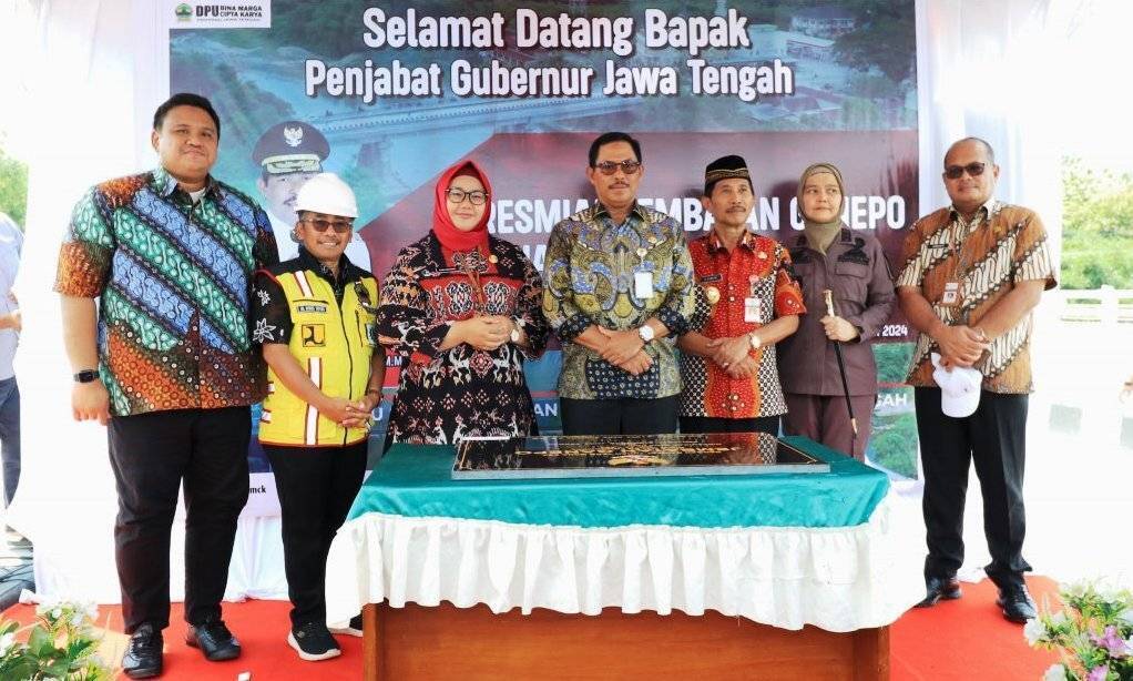 Peresmian Jembatan Ganefo jembatan Ganefo Tangen Kabupaten Sragen yang menghubungkan antara Kecamatan Ngrampal dan Kecamatan Tangen menuju Kabupaten Grobogan diresmikan oleh Penjabat (Pj) Gubernur Jawa Tengah Komjen Pol (Purn) Drs. Nana Sudjana A.S., M.M Kamis (4/1/2024) || Kominfo Sragen