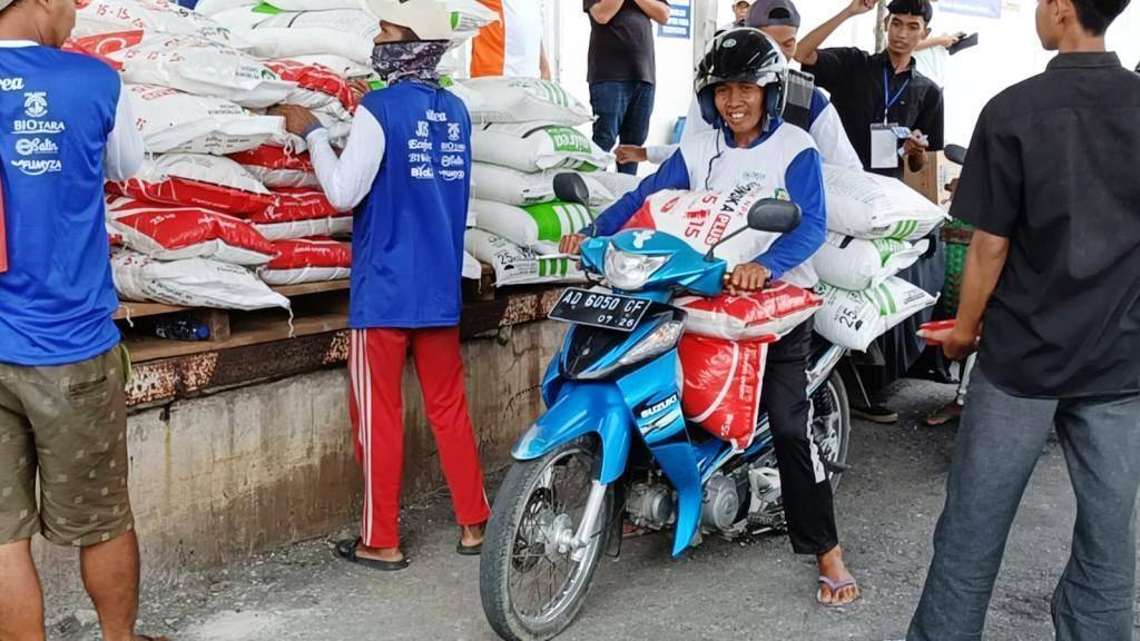 Petani Geruduk Gudang Pupuk di Sragen Ribuan petani geruduk gudang pupuk di Sragen, Jawa Tengah, || Foto Huri Yanto
