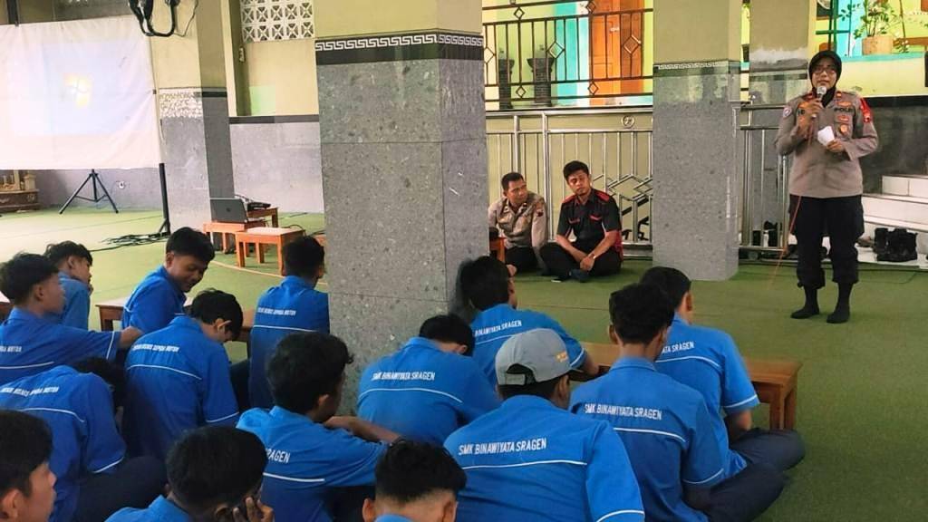 Polres Sragen melalui Sat Binmas memberikan sosialisasi larangan penggunaan kenalpot brong Polres Sragen melalui Sat Binmas memberikan sosialisasi larangan penggunaan kenalpot brong di SMK Binawiyata Sragen, Rabu (10/1/2024) || Foto Huri Yanto