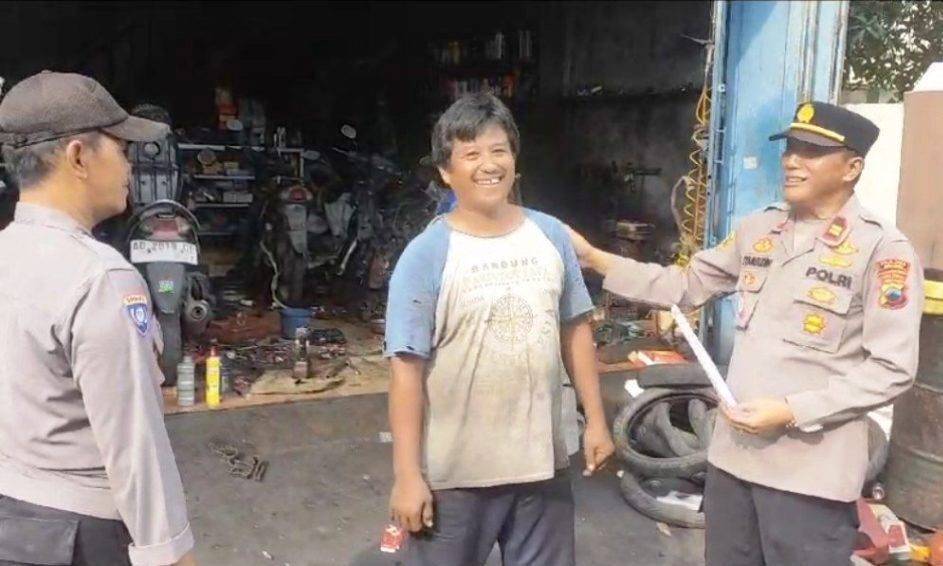Polsek Masaran melaksanakan sosialisasi larangan penggunaan knalpot brong Kapolsek Masaran Polres Sragen Iptu Syamsudin bersama anggota patroli melakukan pengecekan di sejumlah bengkel sepeda motor di wilayah Masaran, Sabtu (6/1/2024) || Humas Polres Sragen