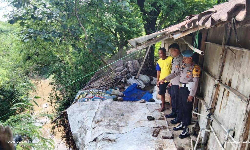 Rumah Petani di Gondang Sragen Terancam Hanyut ke Sungai Salah satu rumah warga terancam hanyut ke sungai milik Cahyono dan Marto Wiyono warga Dukuh Sendangrejo RT 09, Desa Wonotolo, Kecamatan Gondang, Kabupaten Sragen, Jawa Tengah, Rabu (3/1/2024) || Huri Yanto