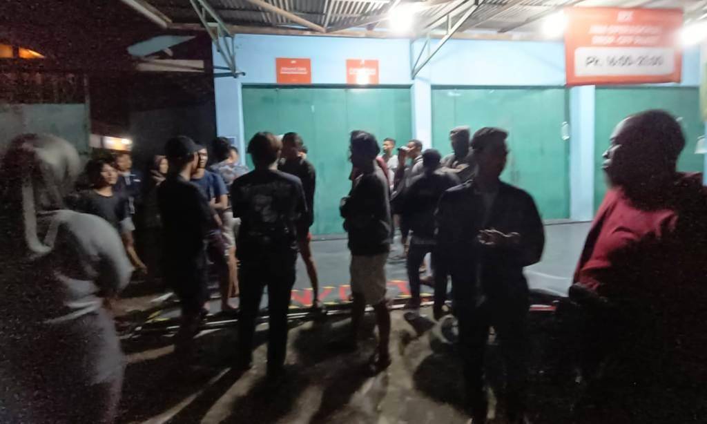 SPX Express Gemolong di geruduk Puluhan masyarakat yang menggaku sebagai costumer jasa pengiriman SPX Express menggeruduk kantor SPX Express Gemolong di jalan raya Solo Purwodadi terkait paket pengiriman tidak diantar ke rumah, Kamis (25/1/2024) Foto Huri Yanto