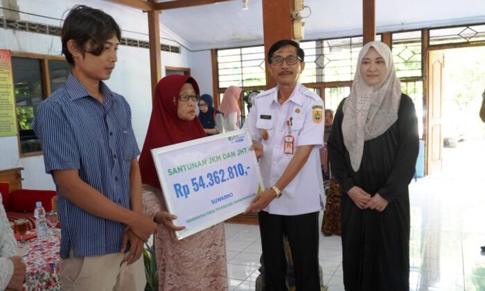 Wakil Bupati Sragen Suroto didampingi Kepala BPJS Ketenagakerjaan Cabang Sragen Amalia Ayuni menyerahkan santunan jaminan sosial kepada ahli waris perangkat desa di Kabupaten Sragen. Penyerahan santunan tersebut dilakukan secara simbolis di Aula Balai Desa Toyogo, Kecamatan Sambungmacan, Rabu (10/1/2024) || Foto Pemkab Sragen