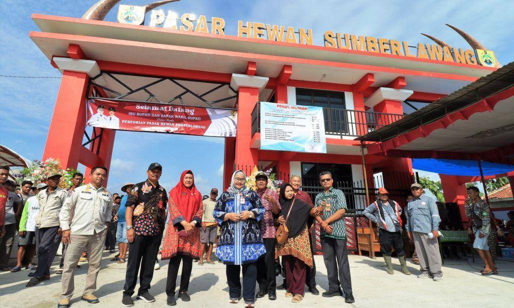 peresmian pasar hewan sumberlawang Bupati Sragen, dr. Kusdinar Untung Yuni Sukowati saat peresmian Pasar hewan Sumberlawang, Kabupaten Sragen, Jawa Tengah, pada Selasa (16/1/2024) || Foto Humas Pemkab Sragen