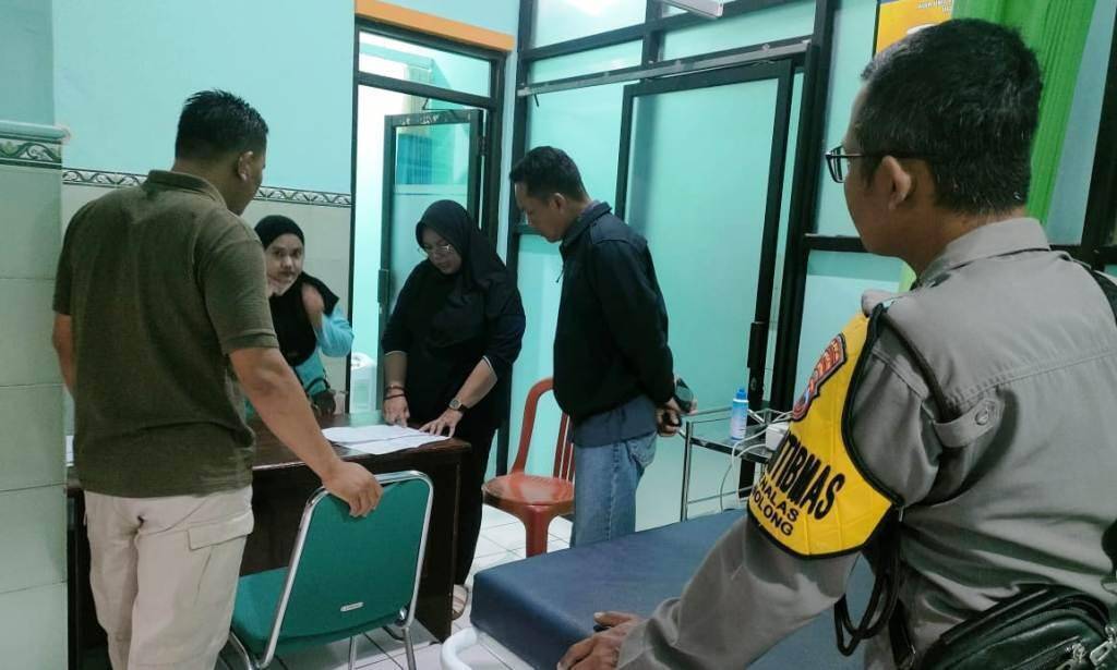 puluhan ibu-ibu PKK kelurahan Ngembatpadas, Gemolong, Sragen diduga mengalami keracunan masal ibu-ibu PKK kelurahan Ngembatpadas, Gemolong, Sragen diduga mengalami keracunan masal dilarikan ke puskesmas terdekat, Senin (15/1/2024) || Foto Istimewa
