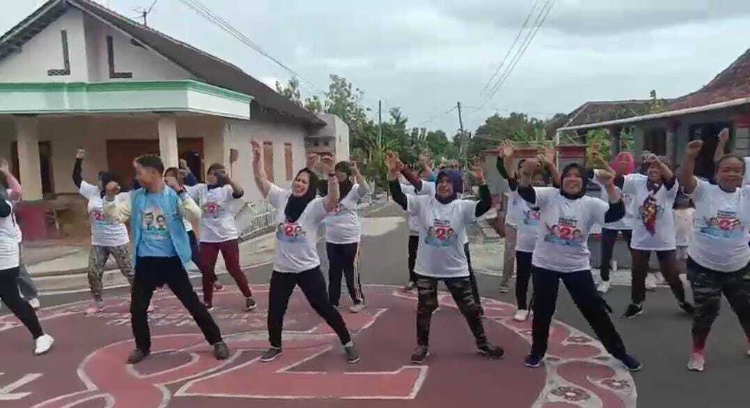 senam Gemoy Okey Gas 02 Prabowo Gibran Sejumlah emak-emak di Dukuh Kedungmiri, Desa Plosokerep, Kecamatan Karangmalang, Kabupaten Sragen, Jawa Tengah mengikuti senam Gemoy Okey Gas 02 Prabowo Gibran, Minggu (21/1/2024) || Foto Huri Yanto
