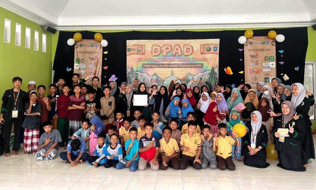 Puluhan anak dhuafa dari yayasan murni Ar-Rahman dan beberapa siswa sdmi mendapat kunjungan dan bantuan paket sembako dari pengurus OSIS SMA Negeri 1 Gemolong Sragen