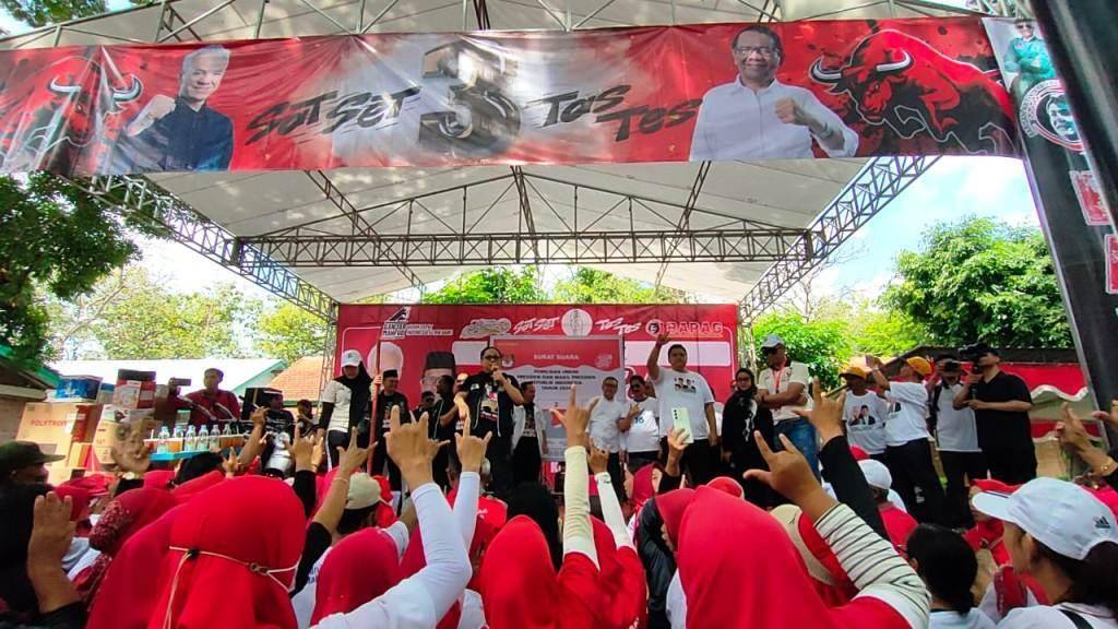 Ribuan massa pendukung calon presiden nomor 03 Ganjar Mahfud membludak di Ndayu Park, Sragen Ribuan massa pendukung calon presiden nomor 03 Ganjar Mahfud membludak di Ndayu Park, Sragen, Kamis (1/2/2024) Foto Huri Yanto