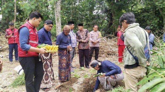 2303 - selamatan Prosesi selamatan untuk mengawali proyek tol Solo-Yogya