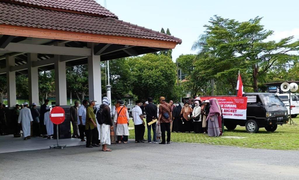 Demo di Kantor DPRD Sragen Massa Tolak Hasil Pemilu 2024, Suarakan Hak Angket