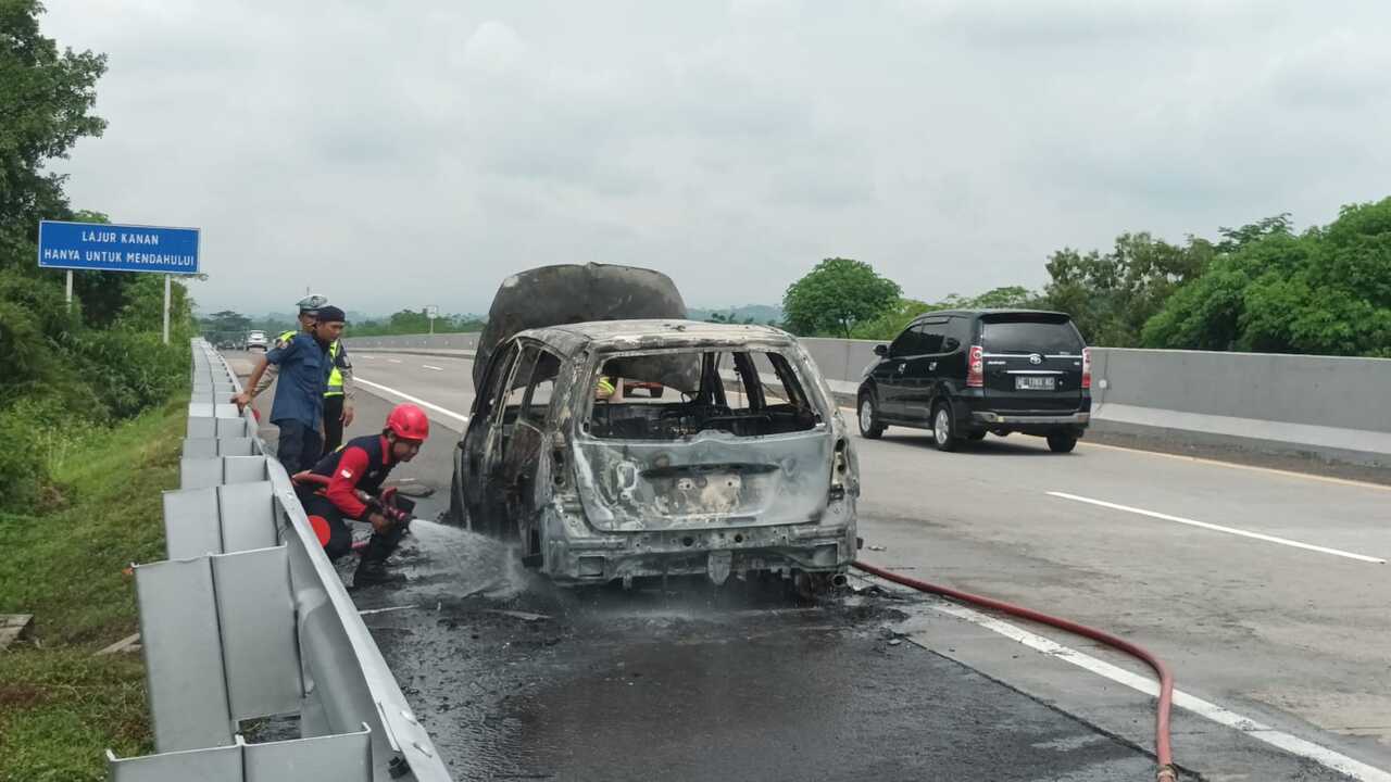 mobil terbakar